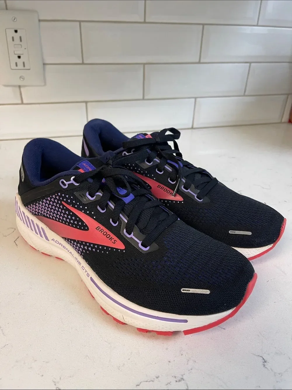 WOMEN’S BROOKS ADRENALINE 22 BLACK/CORAL - ATHLETIC RUNNING SHOES Size 9 B